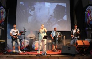 Hit Wave på scenen på Saltlageret i Haderslev.